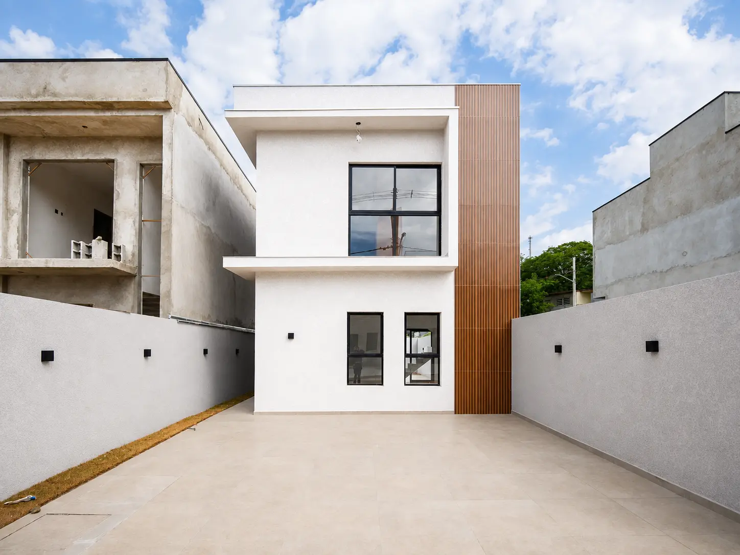 Fachada da casa à venda no Centro de Cajamar